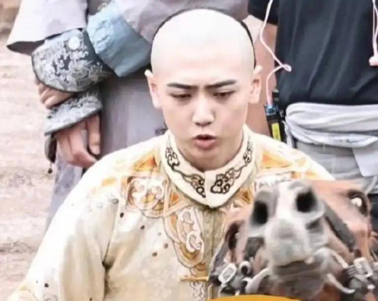 TheShy重返赛场，战术调整首场状态出色，SKT观众沸腾！的简单介绍-爱游戏手机版