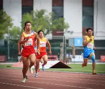  田径锦标赛掀起高潮，漓江白虎队强势反弹南城天狼队，高压逼抢奏功——赛后更衣室沸腾